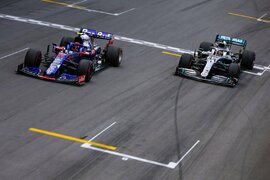 pierre-gasly-toro-rosso-lewis-hamilton-mercedes-2019-v0-fkgcs0o53e791.jpg